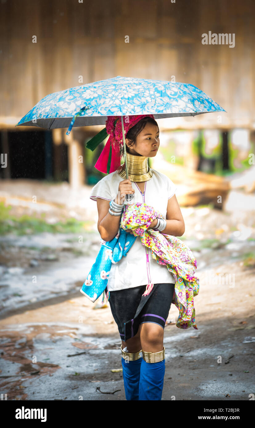 Baan Tong Luang Chiang Mai THAÏLANDE 16 Avril 2018 Young long cou Karen femme marche sous égide Banque D'Images