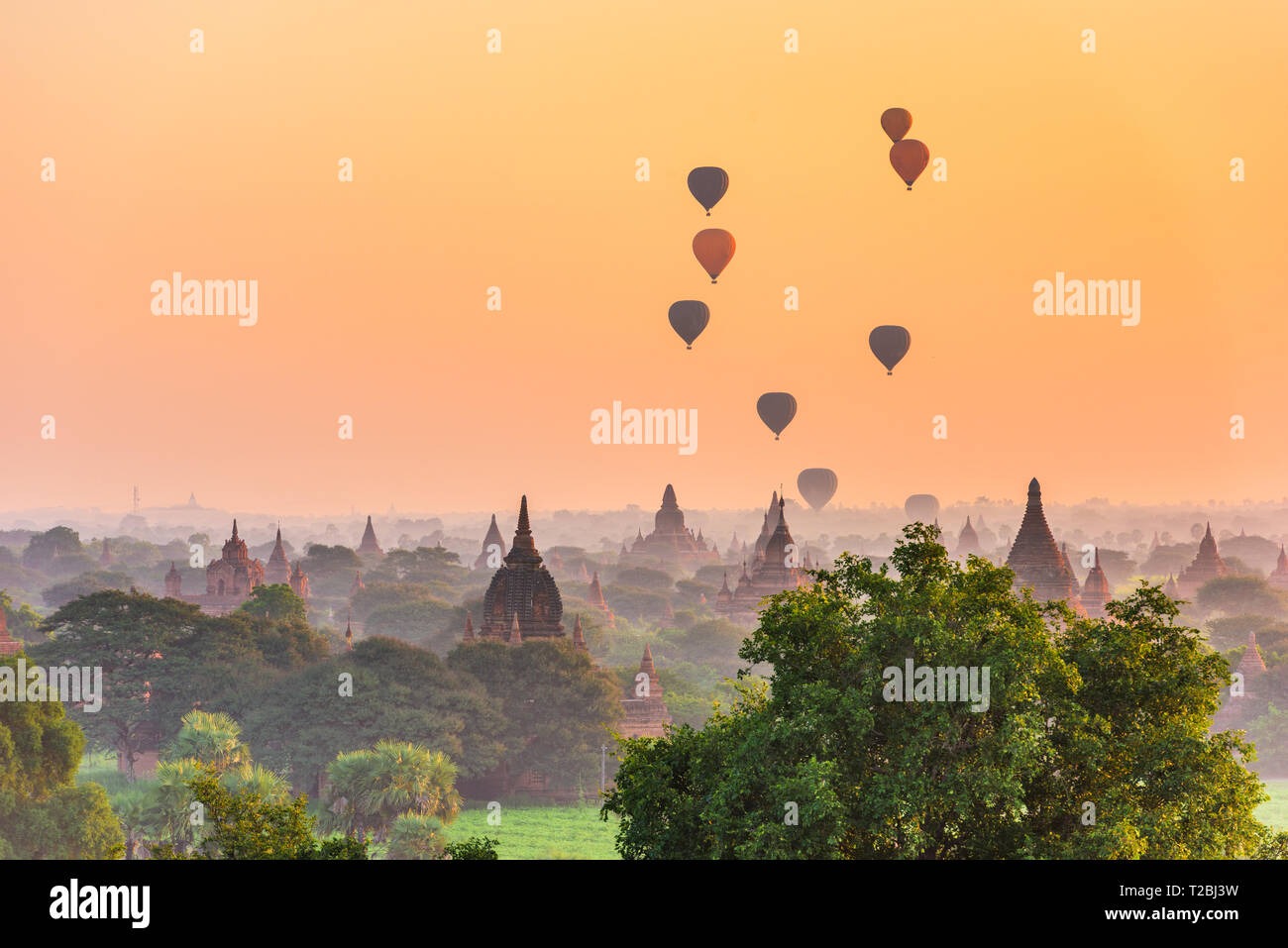 Bagan, Myanmar ancien temple ruins paysage dans la zone archéologique au crépuscule. Banque D'Images