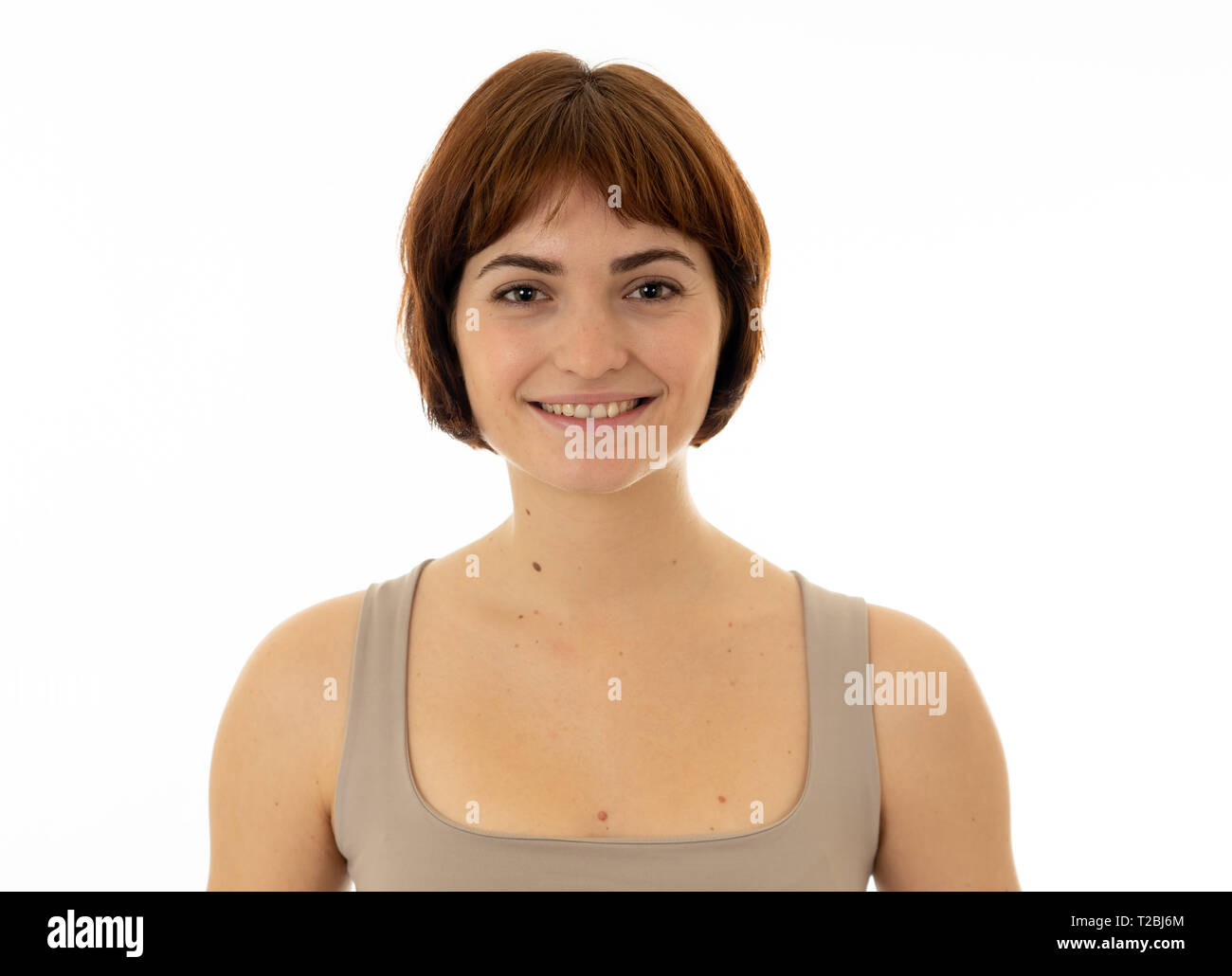 Close up portrait of attractive young pretty caucasian woman with happy face et beau sourire. Isolé sur blanc. Dans les personnes humaines positives, soins du visage Banque D'Images