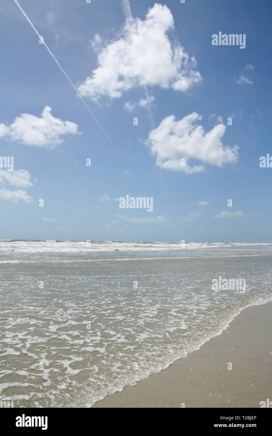 Les nuages et le rivage Banque D'Images