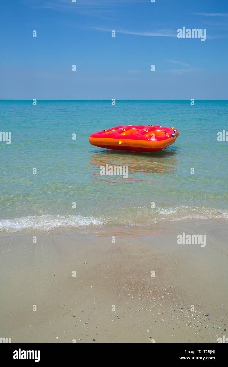 L'été ou vacances, anneau gonflable ou lilo flottant dans la mer par la plage Banque D'Images