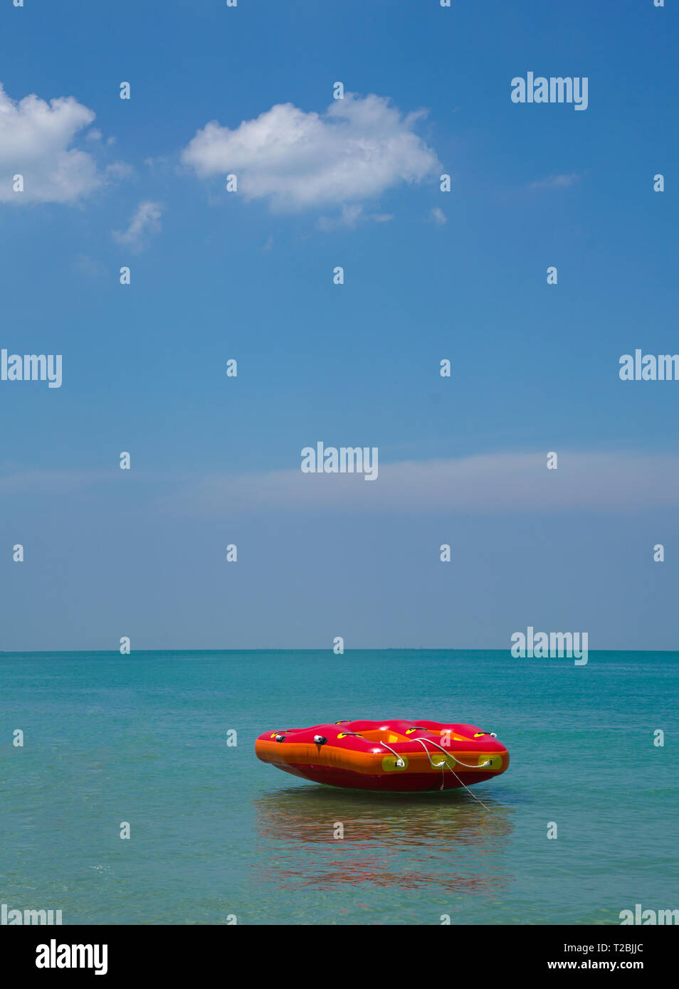 L'été ou vacances, anneau gonflable ou lilo flottant dans la mer par la plage Banque D'Images