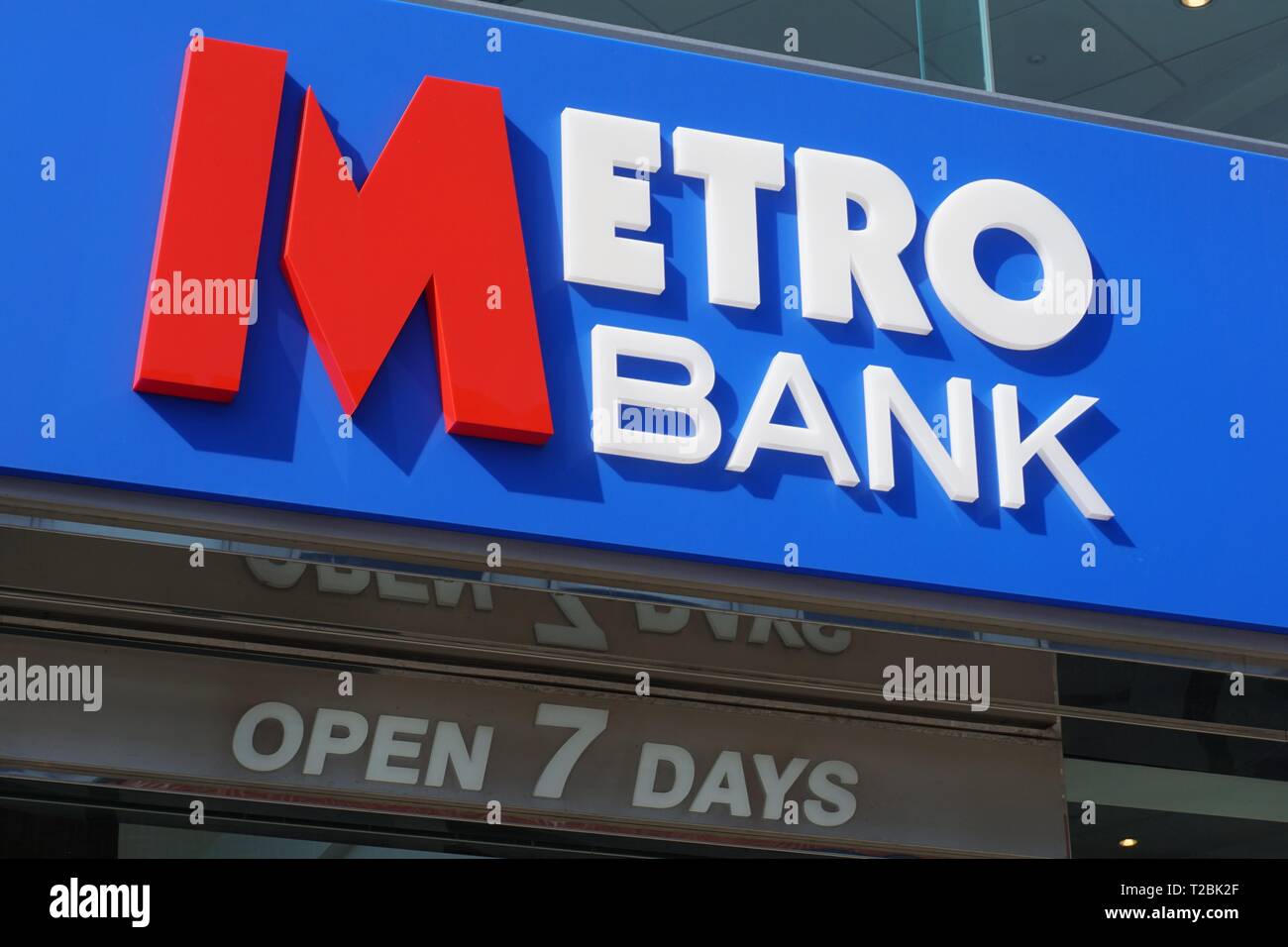 Metro le logo de la Banque au-dessus de l'entrée de sa lecture, UK Banque D'Images