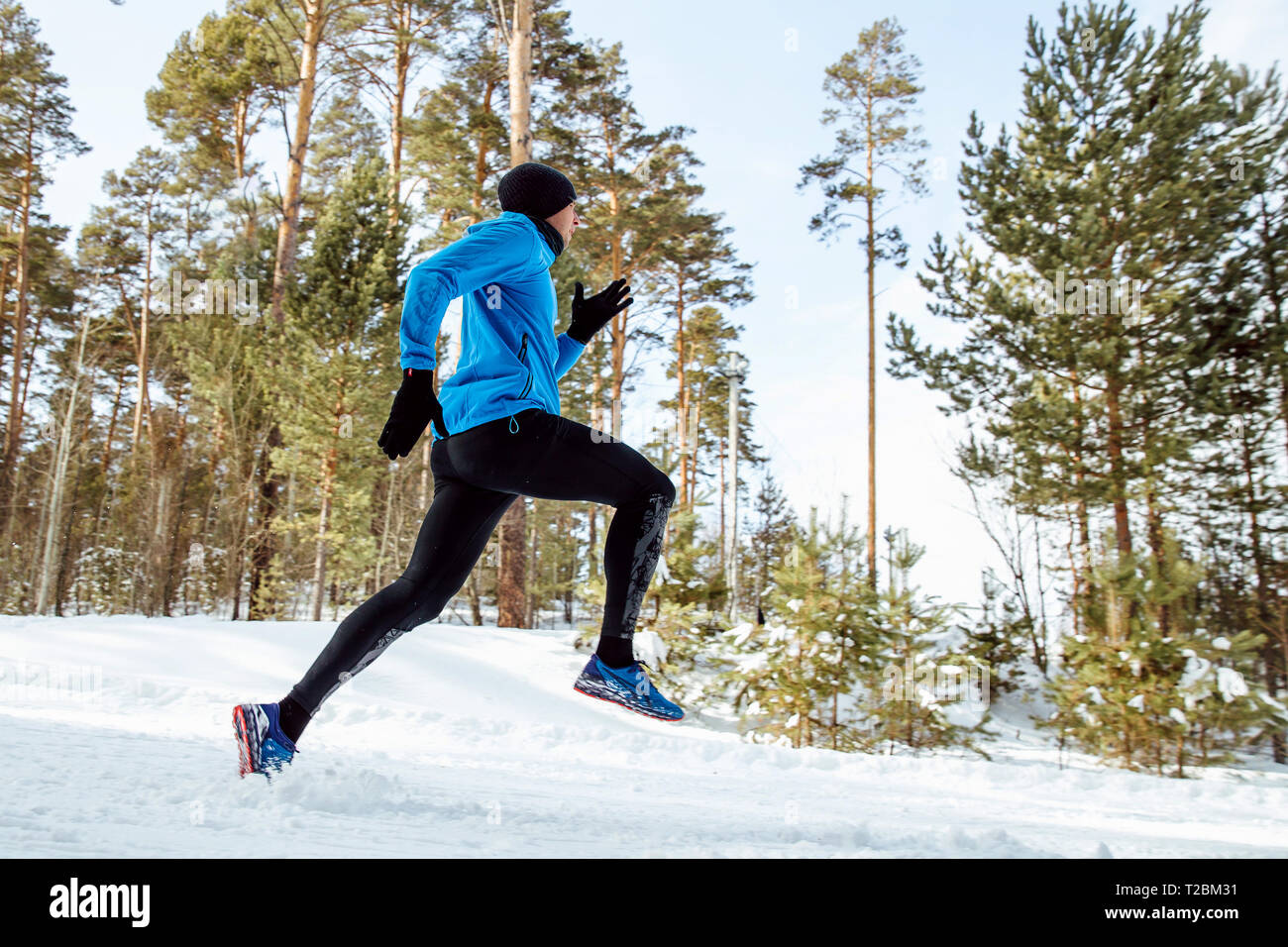 Homme runner en marche par temps froid en hiver forêt Banque D'Images