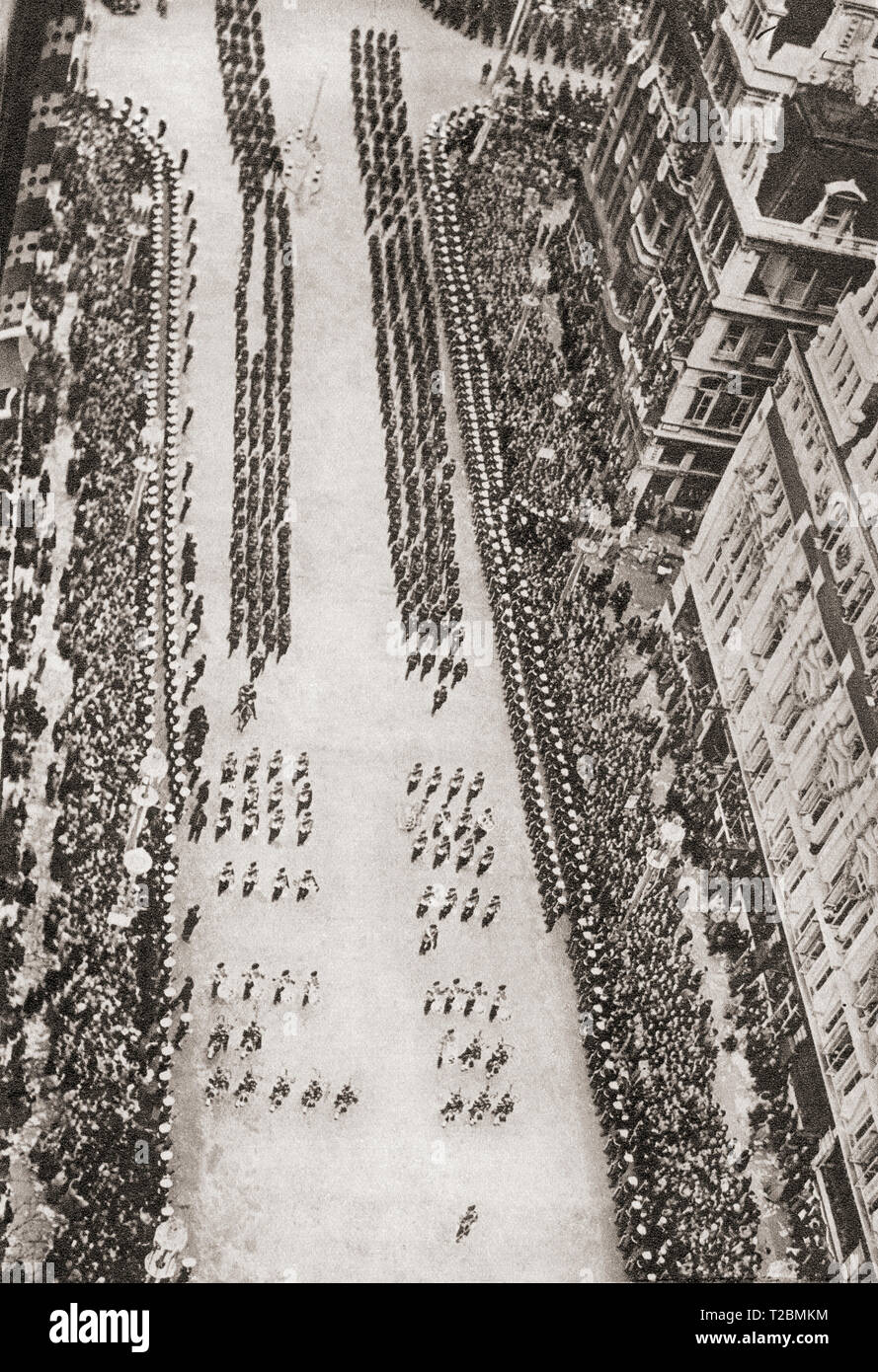La Procession du couronnement du roi George VI et La Reine Elizabeth, 12 mai 1937, que l'on voit sur la rue Bridge, Westminster, Londres, Angleterre, prises de Big Ben. Du couronnement en images, publié 1937. Banque D'Images
