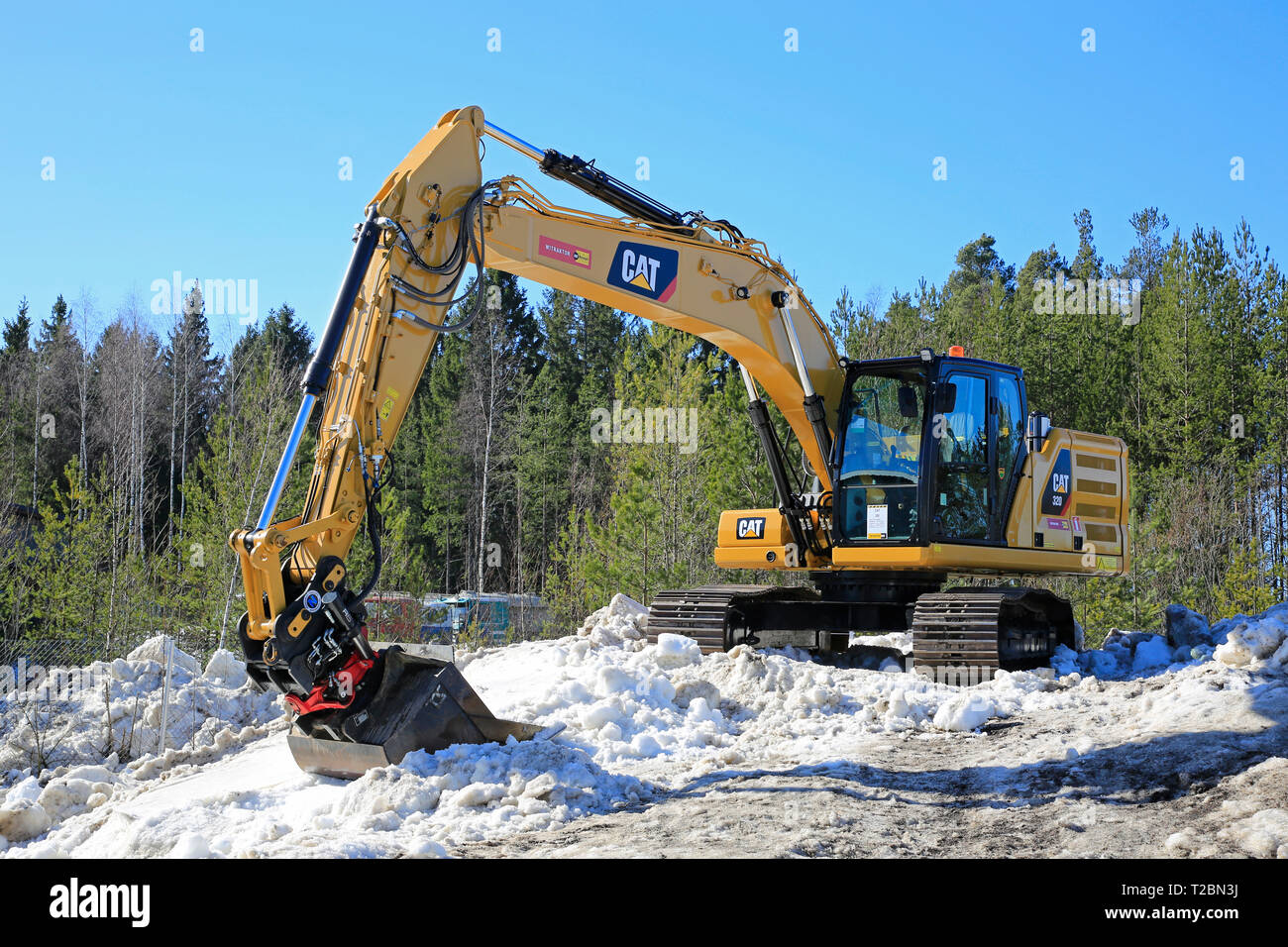 Lieto, Finlande - le 22 mars 2019 : Cat 320 sur pelle hydraulique aux tas de gravier à l'événement annuel d'Konekaupan. Vente Machines Lansi Villi Banque D'Images