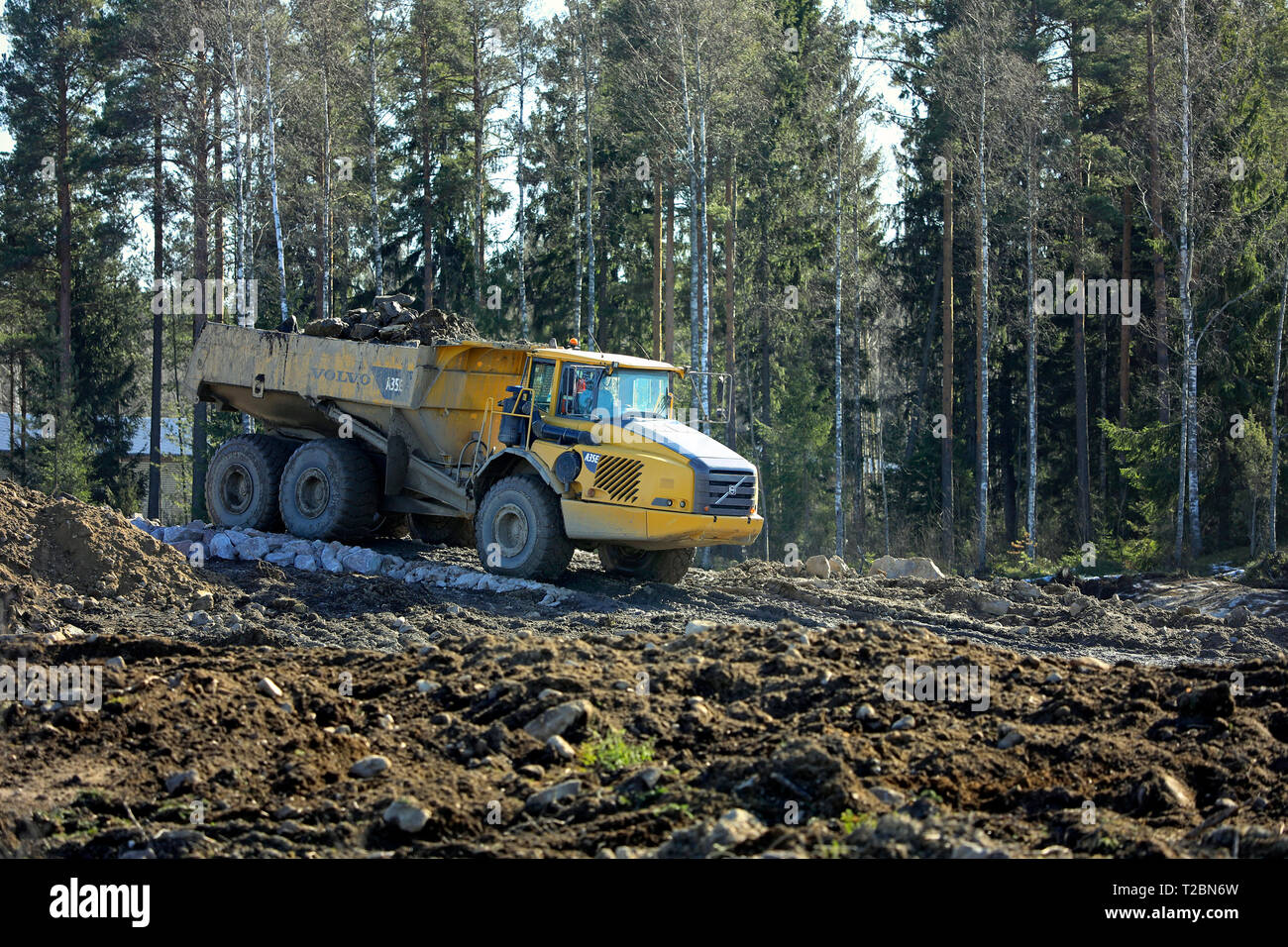 Lieto, Finlande - le 22 mars 2019 : Volvo A35E dumper transporte chargement de la pierre et le gravier at construction site dans le sud de la Finlande sur une journée de printemps. Banque D'Images