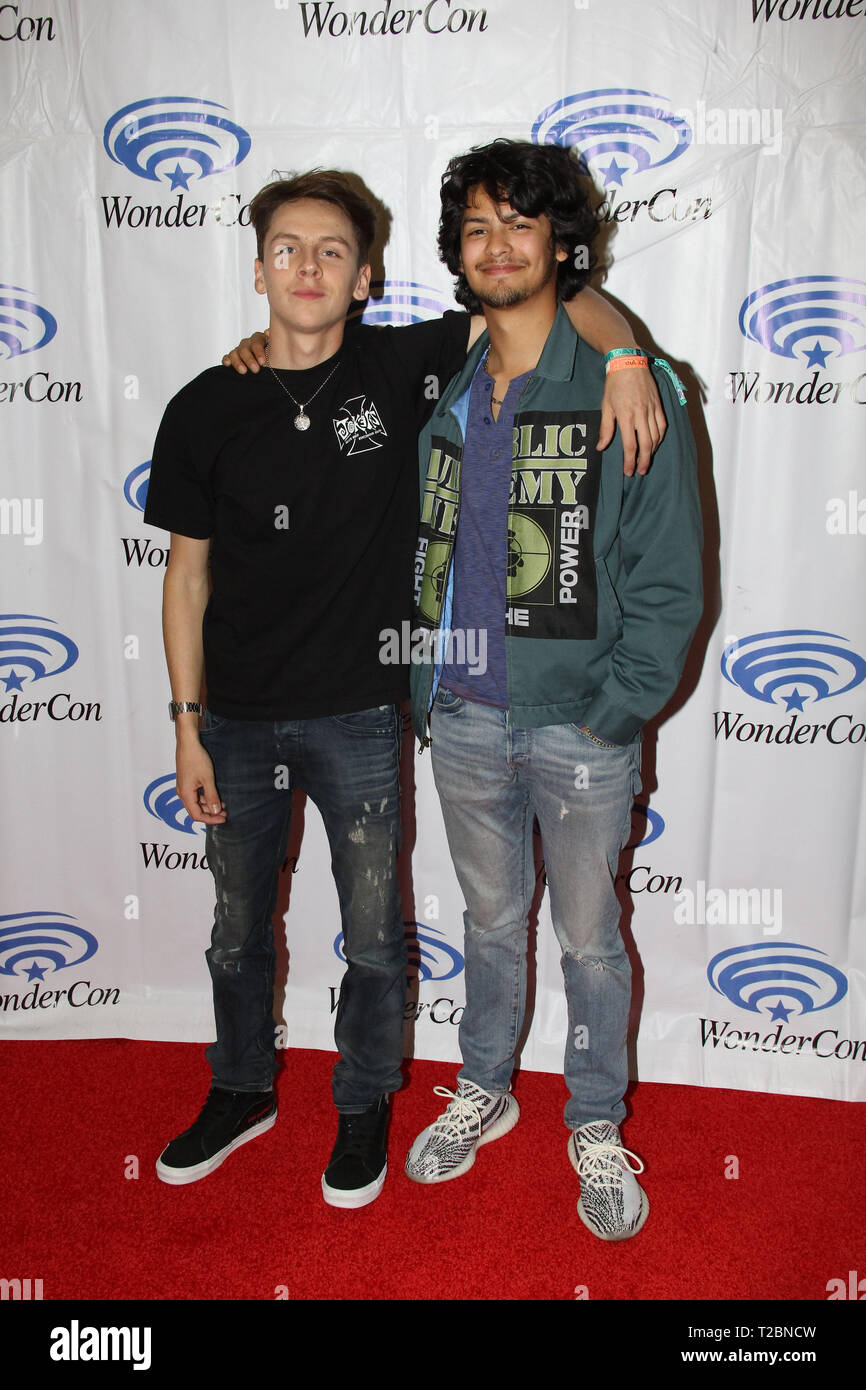 Jacob et Bertrand Xolo Mariduena favorise l 'Cobra Kai' à WonderCon 2019 le jour 2 s'est tenue au Centre de Convention d'Anaheim à Anaheim, Californie le 30 mars 2019. Photo par : Richard Chavez / PictureLux Banque D'Images