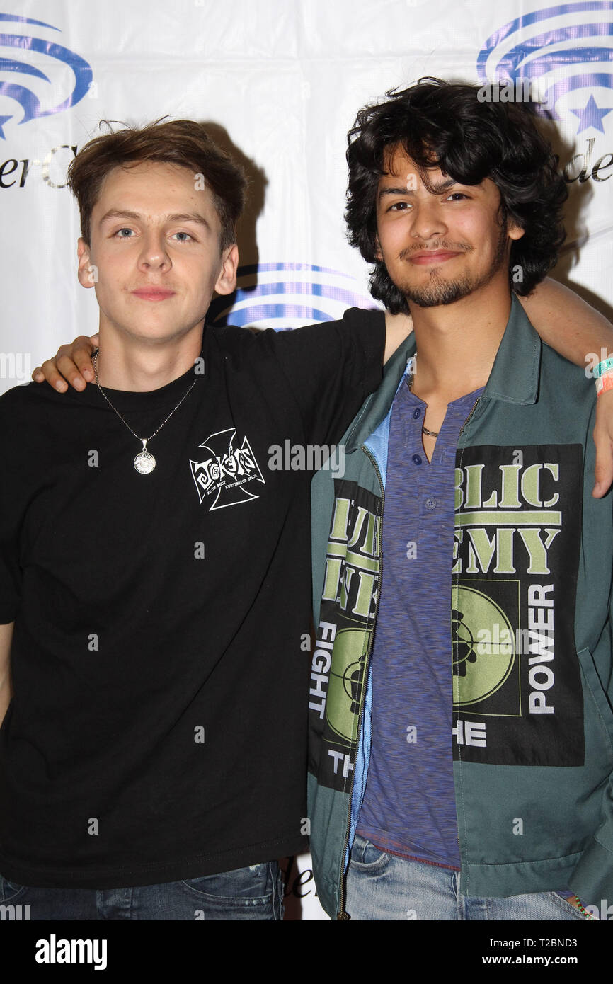 Jacob et Bertrand Xolo Mariduena favorise l 'Cobra Kai' à WonderCon 2019 le jour 2 s'est tenue au Centre de Convention d'Anaheim à Anaheim, Californie le 30 mars 2019. Photo par : Richard Chavez / PictureLux Banque D'Images