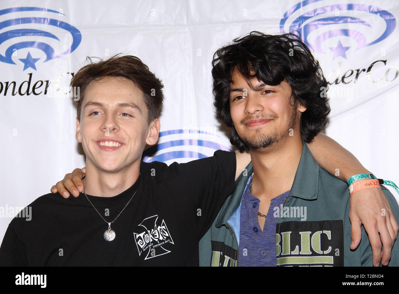 Jacob et Bertrand Xolo Mariduena favorise l 'Cobra Kai' à WonderCon 2019 le jour 2 s'est tenue au Centre de Convention d'Anaheim à Anaheim, Californie le 30 mars 2019. Photo par : Richard Chavez / PictureLux Banque D'Images