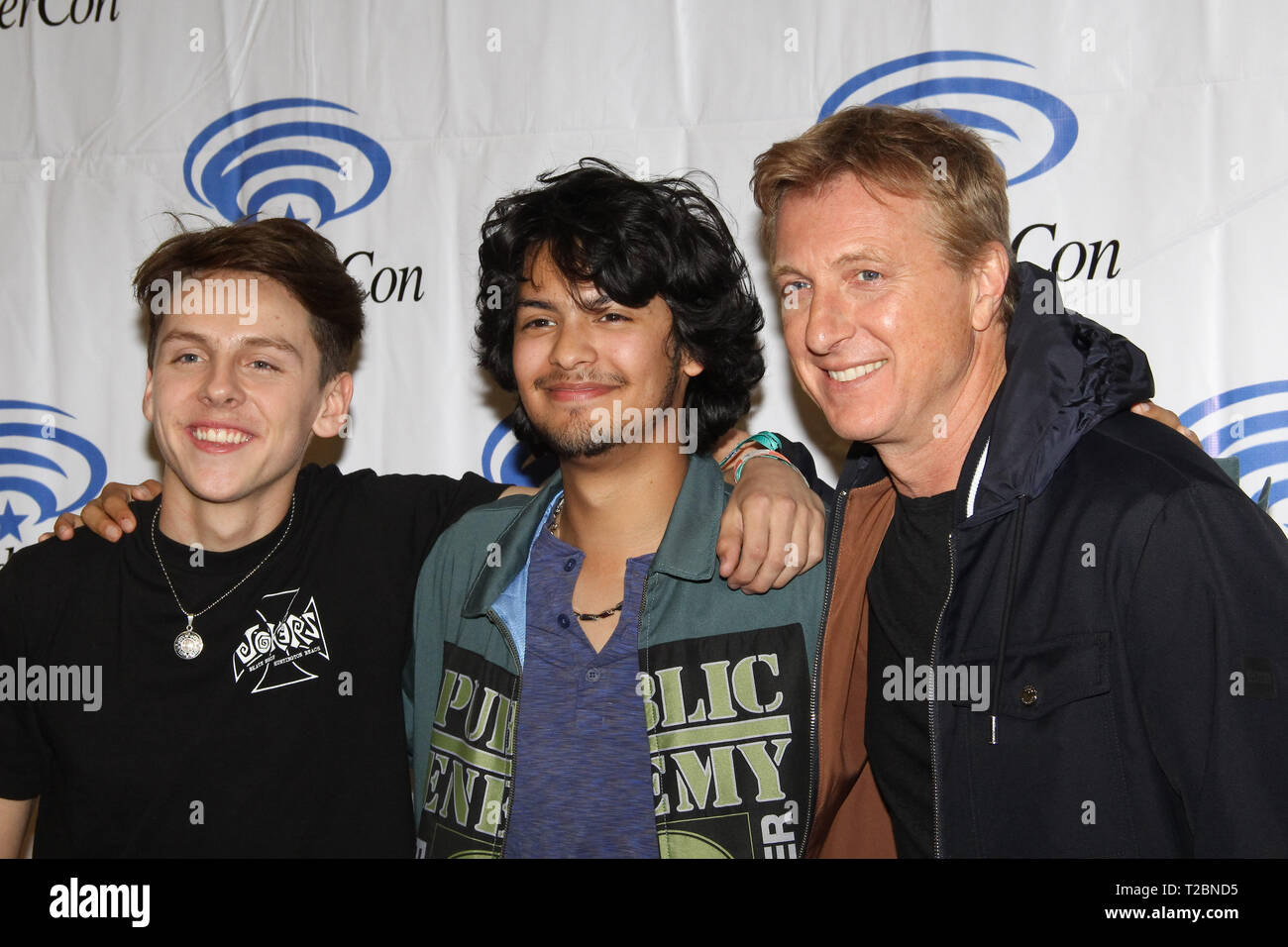 Jacob Bertrand, Xolo et William Zabka Mariduena favorise l 'Cobra Kai' à WonderCon 2019 le jour 2 s'est tenue au Centre de Convention d'Anaheim à Anaheim, Californie le 30 mars 2019. Photo par : Richard Chavez / PictureLux Banque D'Images