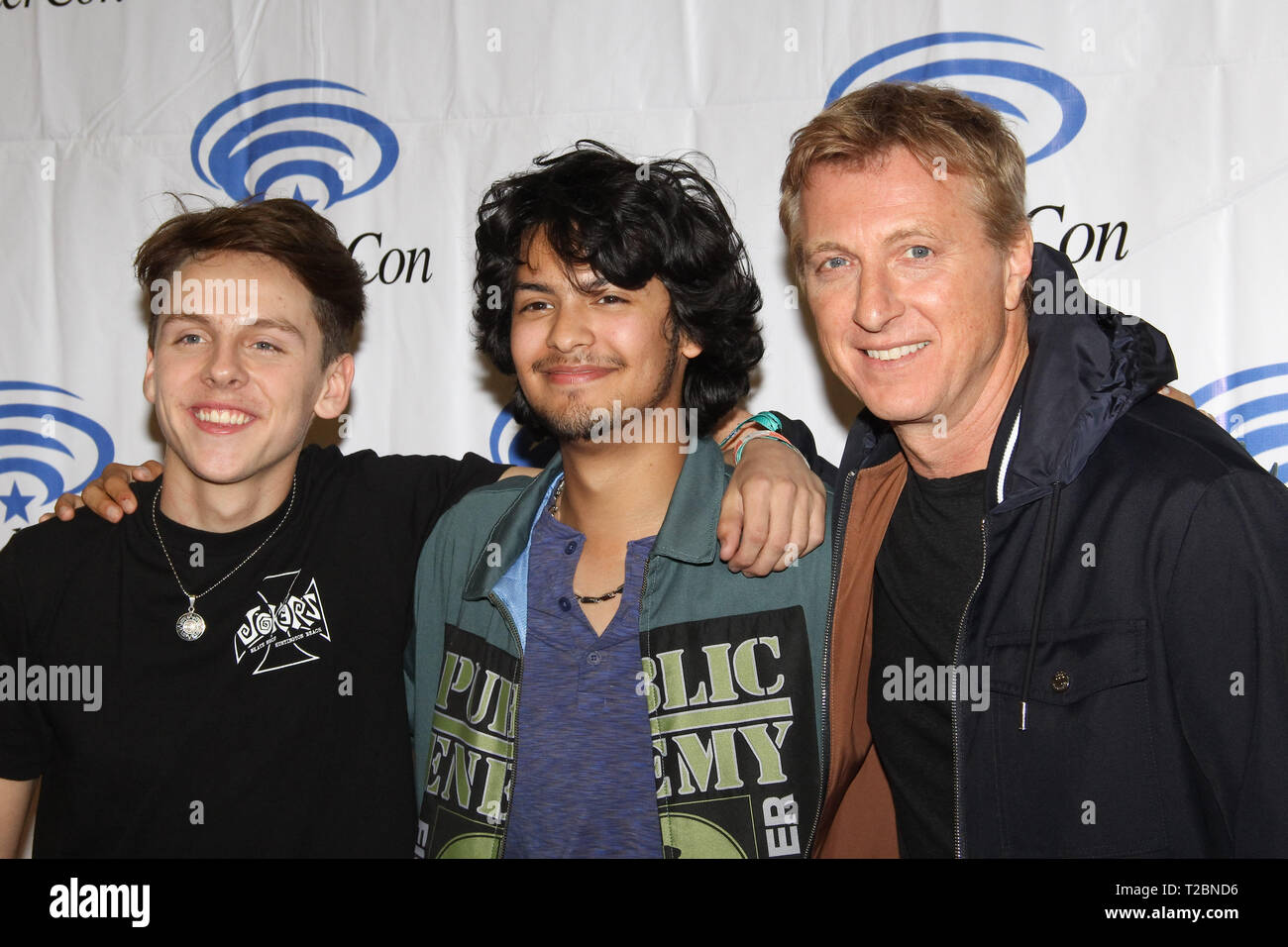 Jacob Bertrand, Xolo et William Zabka Mariduena favorise l 'Cobra Kai' à WonderCon 2019 le jour 2 s'est tenue au Centre de Convention d'Anaheim à Anaheim, Californie le 30 mars 2019. Photo par : Richard Chavez / PictureLux Banque D'Images