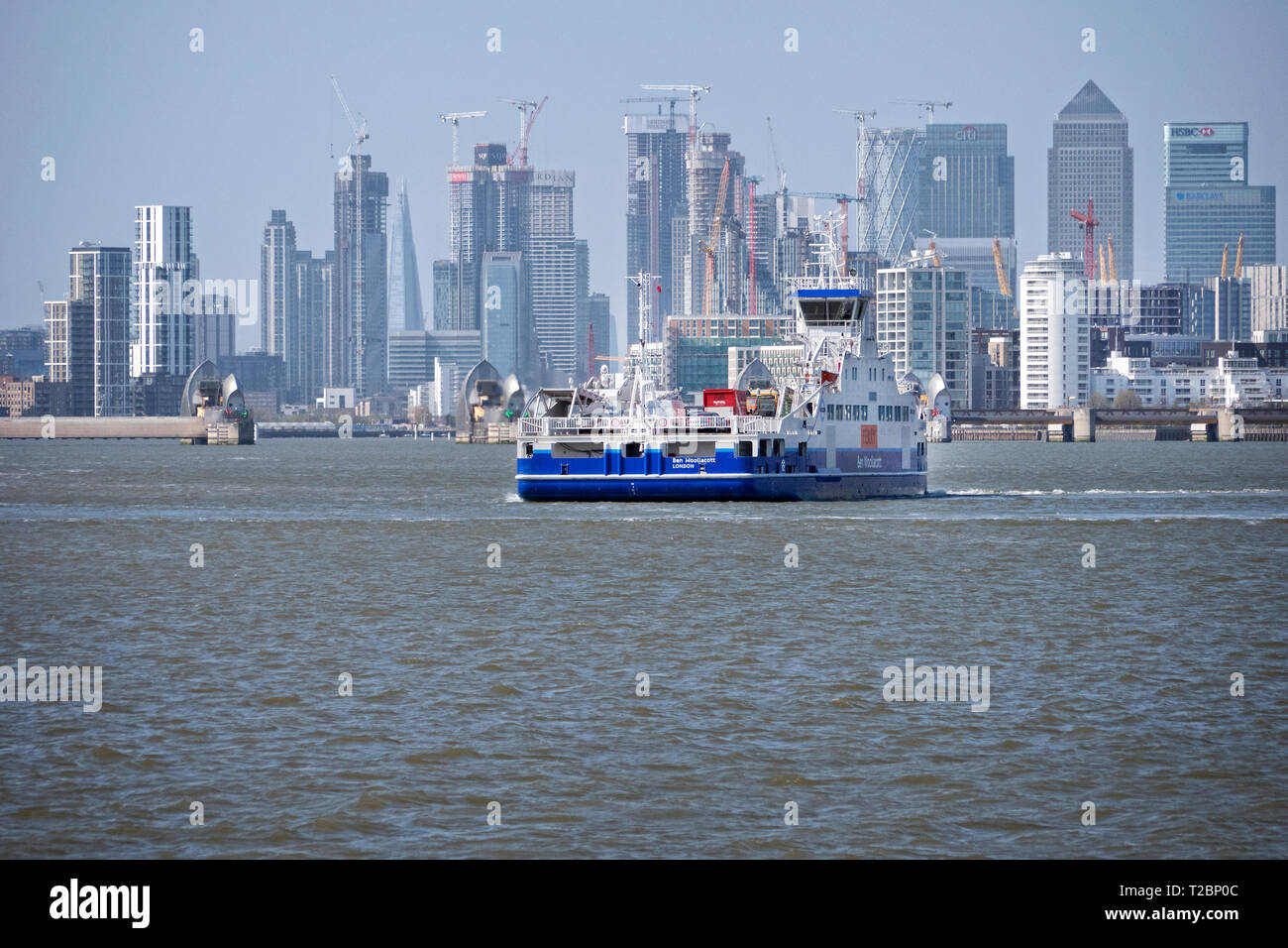 Woolwich Ferry traversant la Tamise London UK Banque D'Images