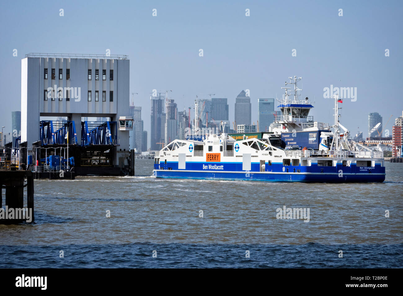 Woolwich Ferry traversant la Tamise London UK Banque D'Images