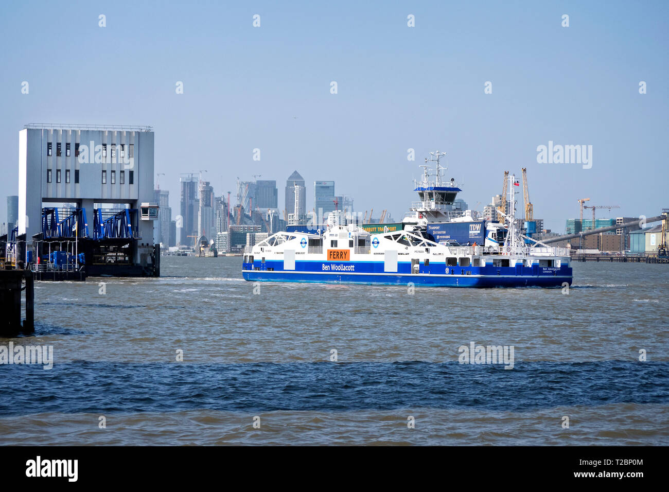 Woolwich Ferry traversant la Tamise London UK Banque D'Images