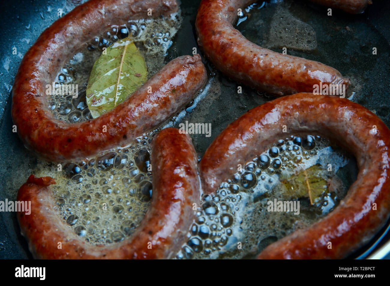 Saucisses de bœuf grillé avec une croûte dorée Banque D'Images