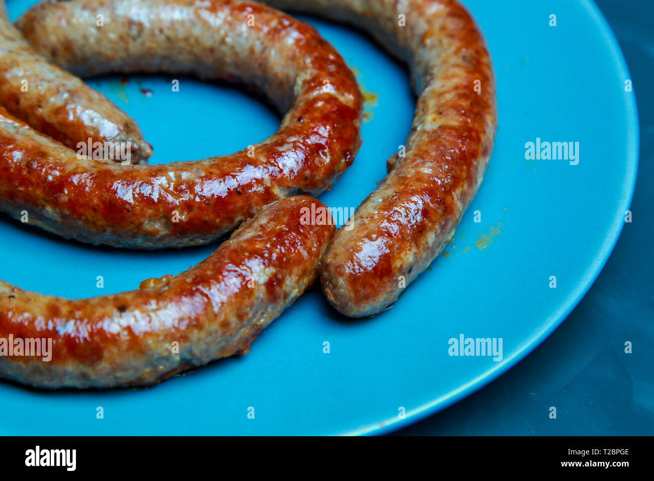 Saucisses de bœuf grillé avec une croûte dorée Banque D'Images