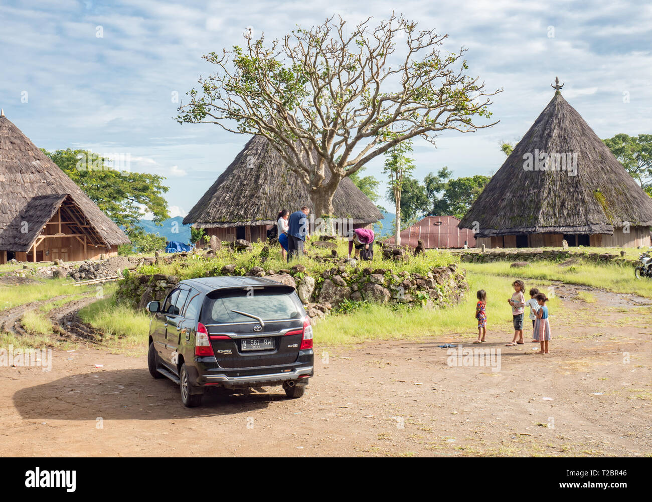 Ruteng Puu village traditionnel, l'île de Flores, en Indonésie. La famille indonésienne faire visite à la tombe de leurs ancêtres. Mode de vie ruraux en Asie Banque D'Images Ruteng Puu village traditionnel, l'île de Flores, en Indonésie. La famille indonésienne faire visite à la tombe de leurs ancêtres. Mode de vie ruraux en Asie Banque D'Images