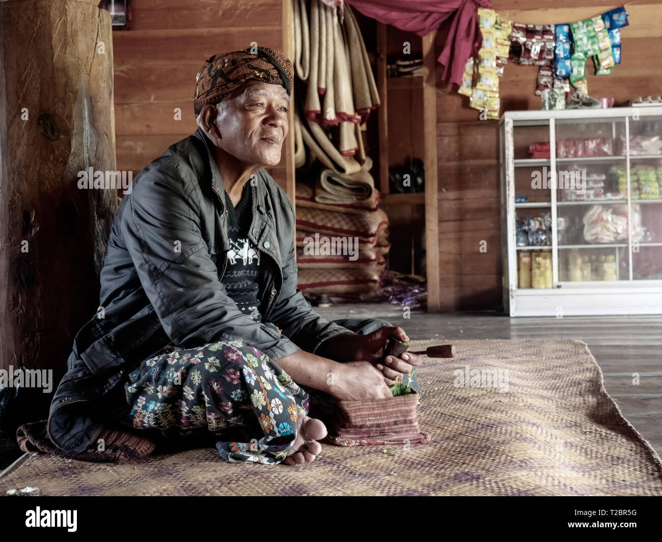 Ruteng Puu village traditionnel, Flores, Indonésie - Août 2018 : vieux chaman inconnu, une tribu locale tête dans maison en bois. Le peuple de l'Indonésie Banque D'Images Ruteng Puu village traditionnel, Flores, Indonésie - Août 2018 : vieux chaman inconnu, une tribu locale tête dans maison en bois. Le peuple de l'Indonésie Banque D'Images