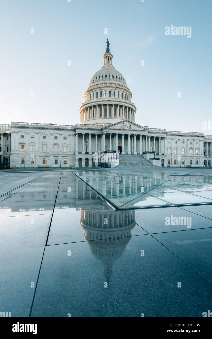 Le United States Capitol se reflétant dans le verre, à Washington, DC Banque D'Images