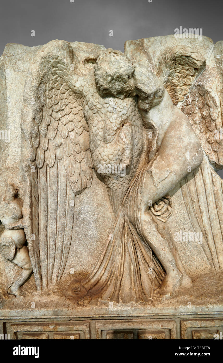 Close up d'un allégement de la sculpture romaine Sebasteion Léda et le cygne, Aphrodisias Aphrodisias, musée, la Turquie. Sur un arrière-plan gris. Déguisement de Zeus Banque D'Images