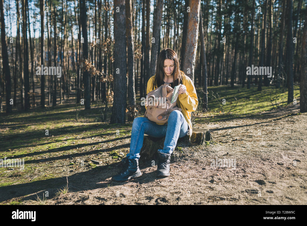 Jeune femme avec carte de randonnée dans la nature Banque D'Images