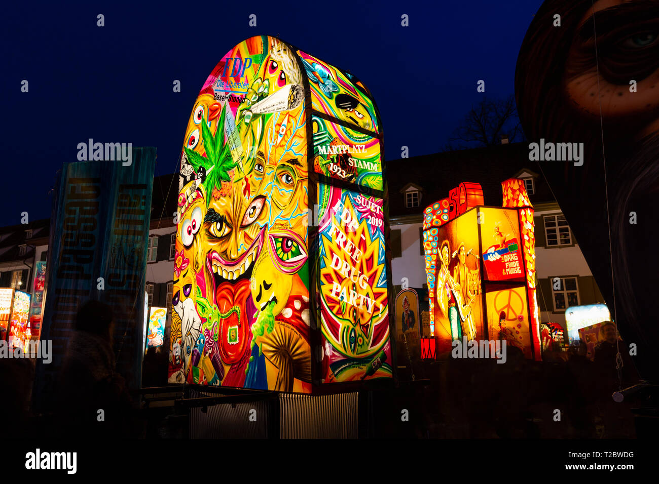 Muensterplatz, Bâle, Suisse - Mars 12th, 2019. Lumineux colorés peints à la main plusieurs lanternes carnaval affiche sur la place de la cathédrale Banque D'Images