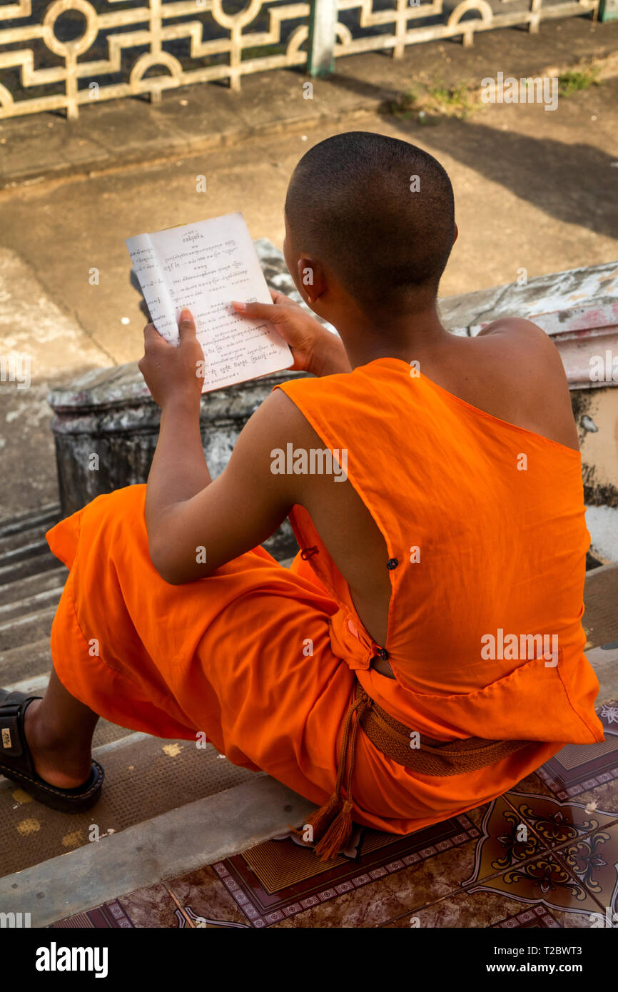 Cambodge, Kampong Cham (Kompong), Banteay Prei Nokor, moine bouddhiste de la lecture de texte sur les mesures principales Vihara salle de prière Banque D'Images