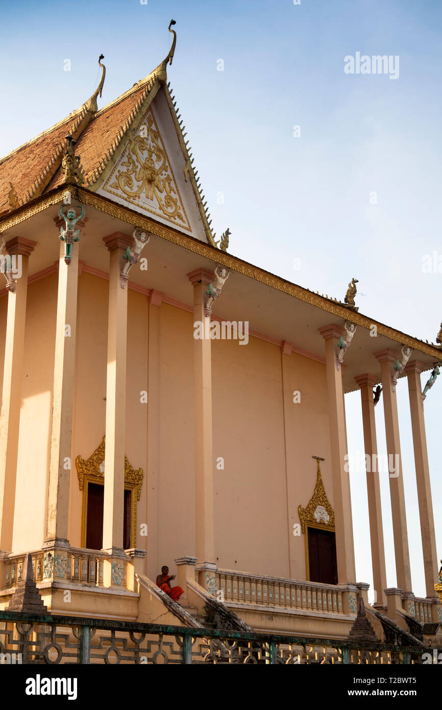 Cambodge, Kampong Cham (Kompong), Banteay Prei Nokor, Vihara principal salle de prière, moine bouddhiste de la lecture du texte sur les étapes Banque D'Images