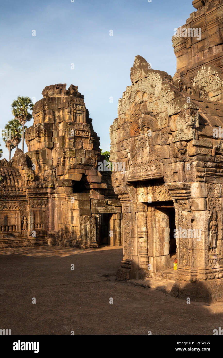 Cambodge, Kampong Cham (Kompong), Banteay Prei Nokor, la pierre ancienne porte de temple historique à l'intérieur des murs en ruine Banque D'Images