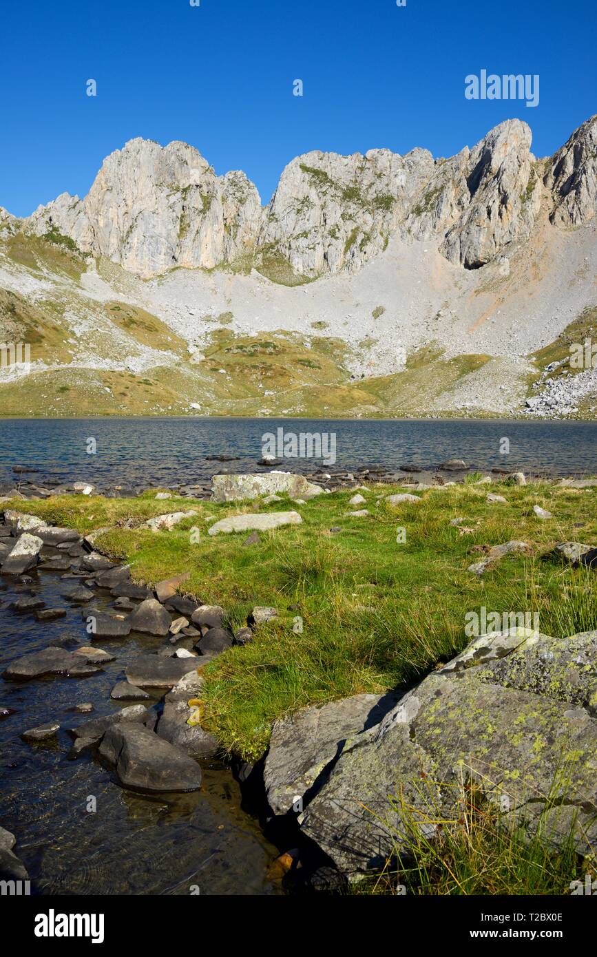 Lac dans la vallée de Acherito Oza, Pyrénées en Espagne. Banque D'Images