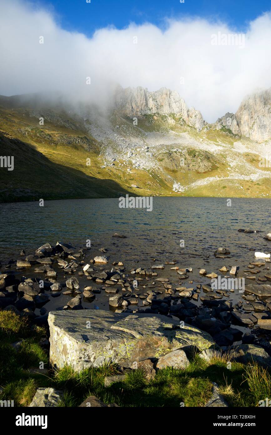 Lac dans la vallée de Acherito Oza, Pyrénées en Espagne. Banque D'Images