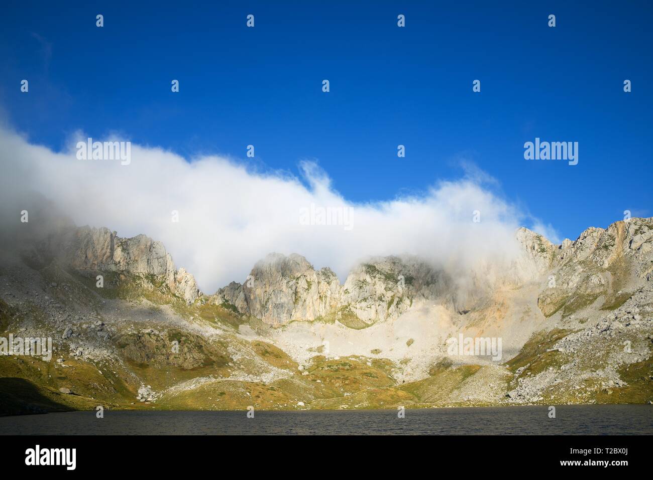 Lac dans la vallée de Acherito Oza, Pyrénées en Espagne. Banque D'Images