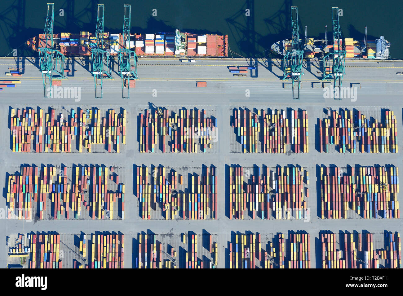 VUE AÉRIENNE VERTICALE.Conteneurs stockés temporairement sur un quai.Quai de Delwaide, port d'Anvers, Belgique. Banque D'Images