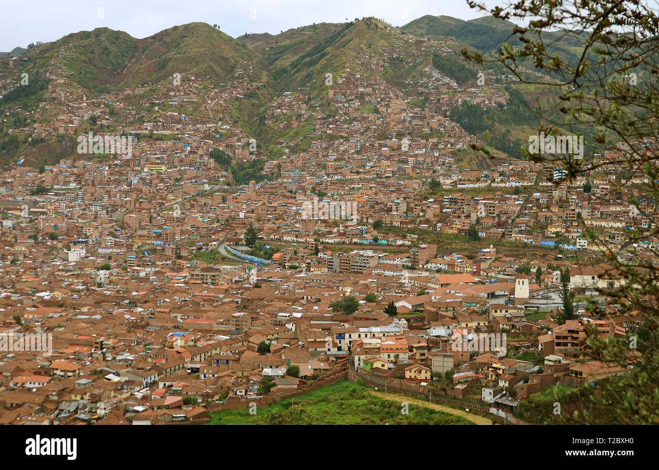 Paysage urbain de la ville vue depuis le parc archéologique de Sacsayhuaman, région de Cuzco, Pérou Banque D'Images