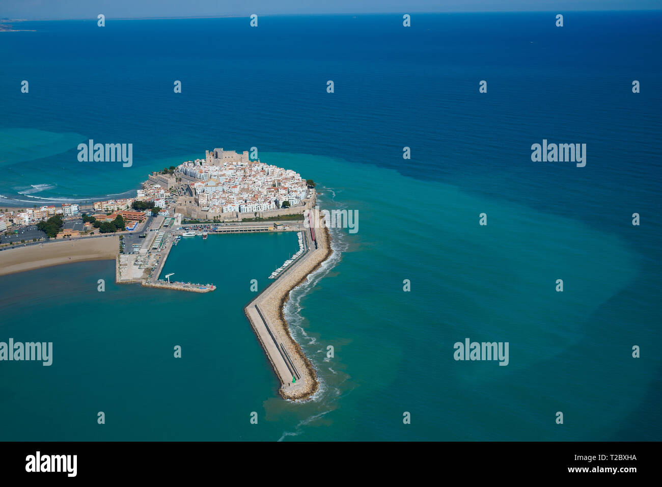 VUE AÉRIENNE. Pittoresque ville médiévale de Peniscola et son port de plaisance. Peñíscola, Communauté Valencienne, Espagne. Banque D'Images