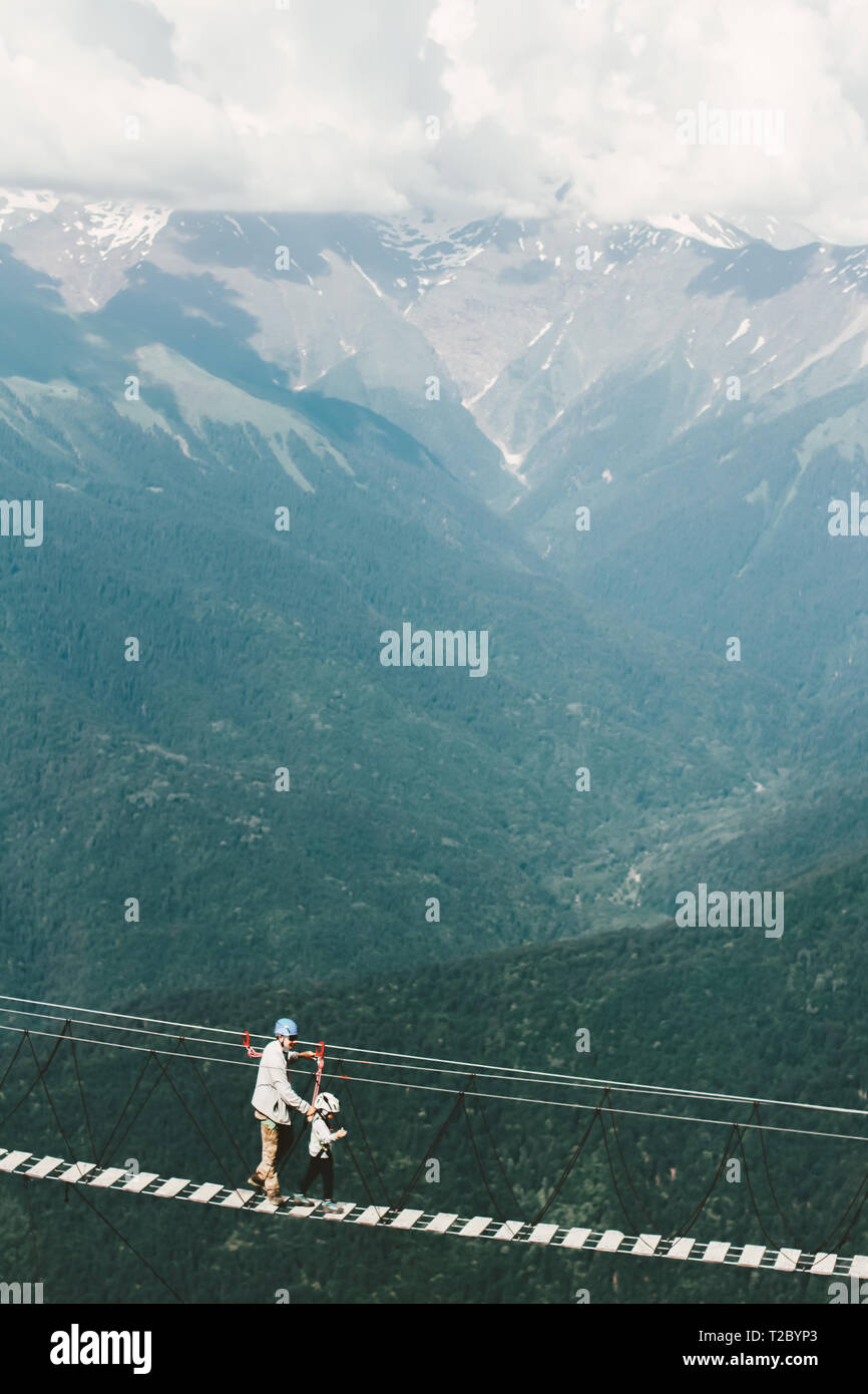 Personnes sur un pont de corde haut dans la montagne, paysage de montagne, verticale de l'image. Banque D'Images
