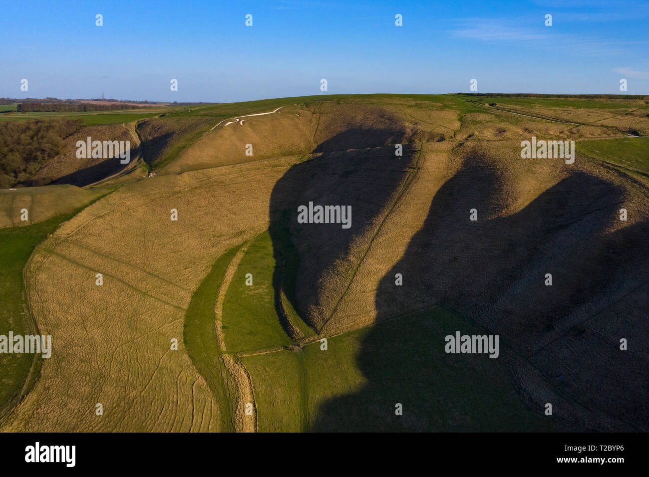 Cheval Blanc d'Uffington l'air avec un bourdon,Uffington Oxfordshire, Angleterre, Royaume-Uni Banque D'Images