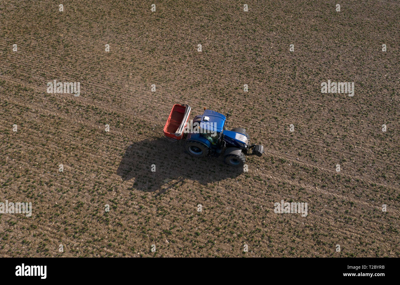 Propagation du tracteur sur le carter de l'engrais du dessus avec Drone ,Angleterre,UK Banque D'Images