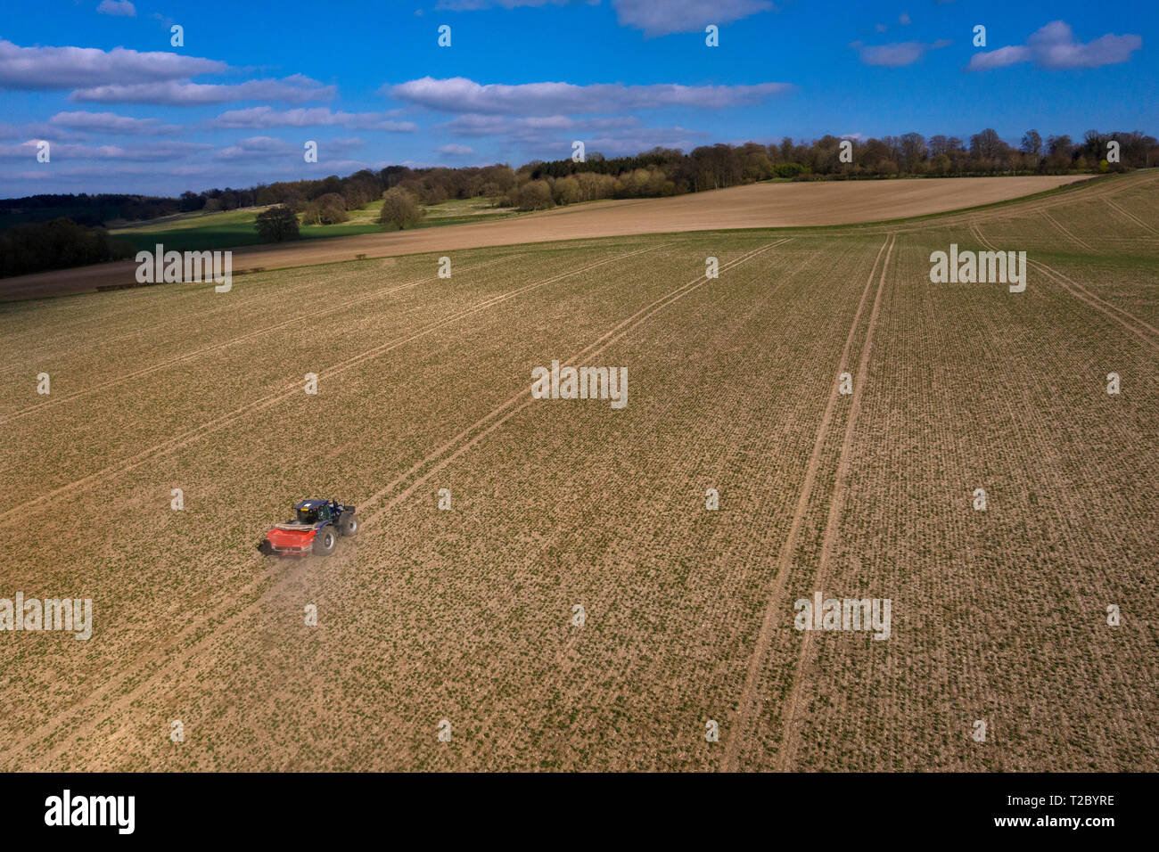 Propagation du tracteur sur le carter de l'engrais du dessus avec Drone ,Angleterre,UK Banque D'Images