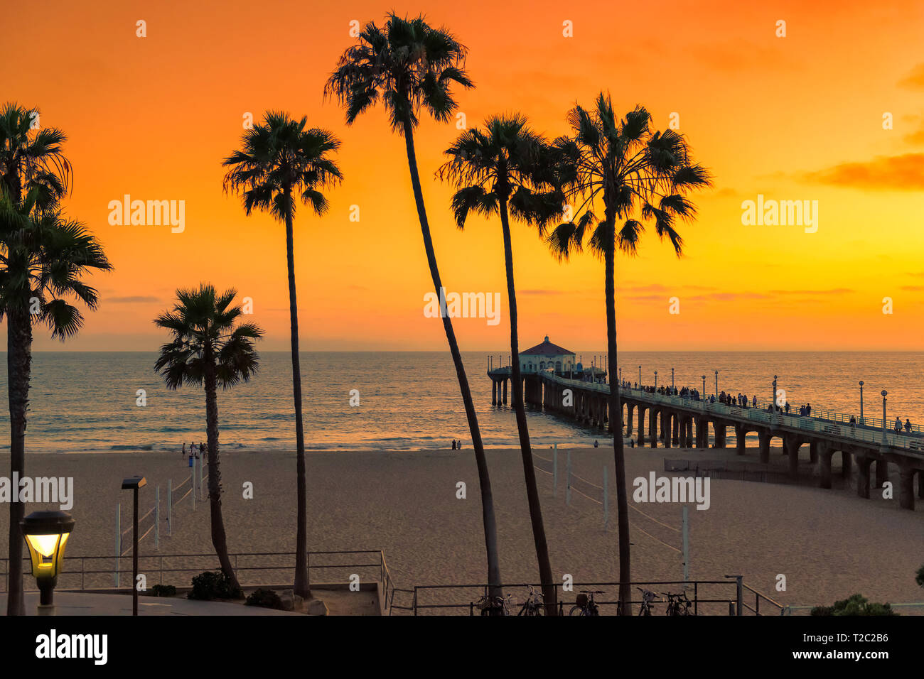 Coucher du soleil à California Beach, Manhattan Beach, Los Angeles, USA. Banque D'Images