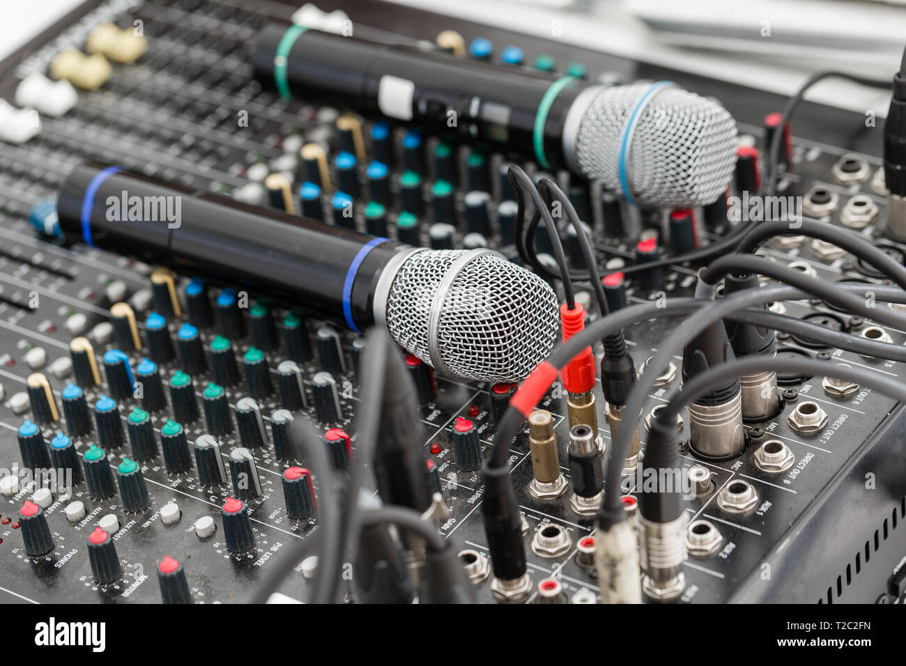 Microphone close-up. L'accent sur micro. Concept de l'événement. Mixer la  musique console de mixage egaliseur pour contrôler le son appareil.  Technicien Son égaliseur audio mixer Photo Stock - Alamy