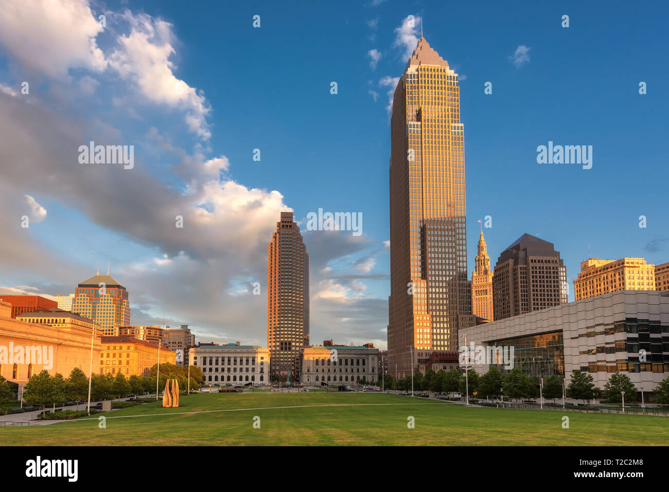 Vue sur le coucher du soleil sur le centre-ville de Cleveland, Cleveland, Ohio. Banque D'Images