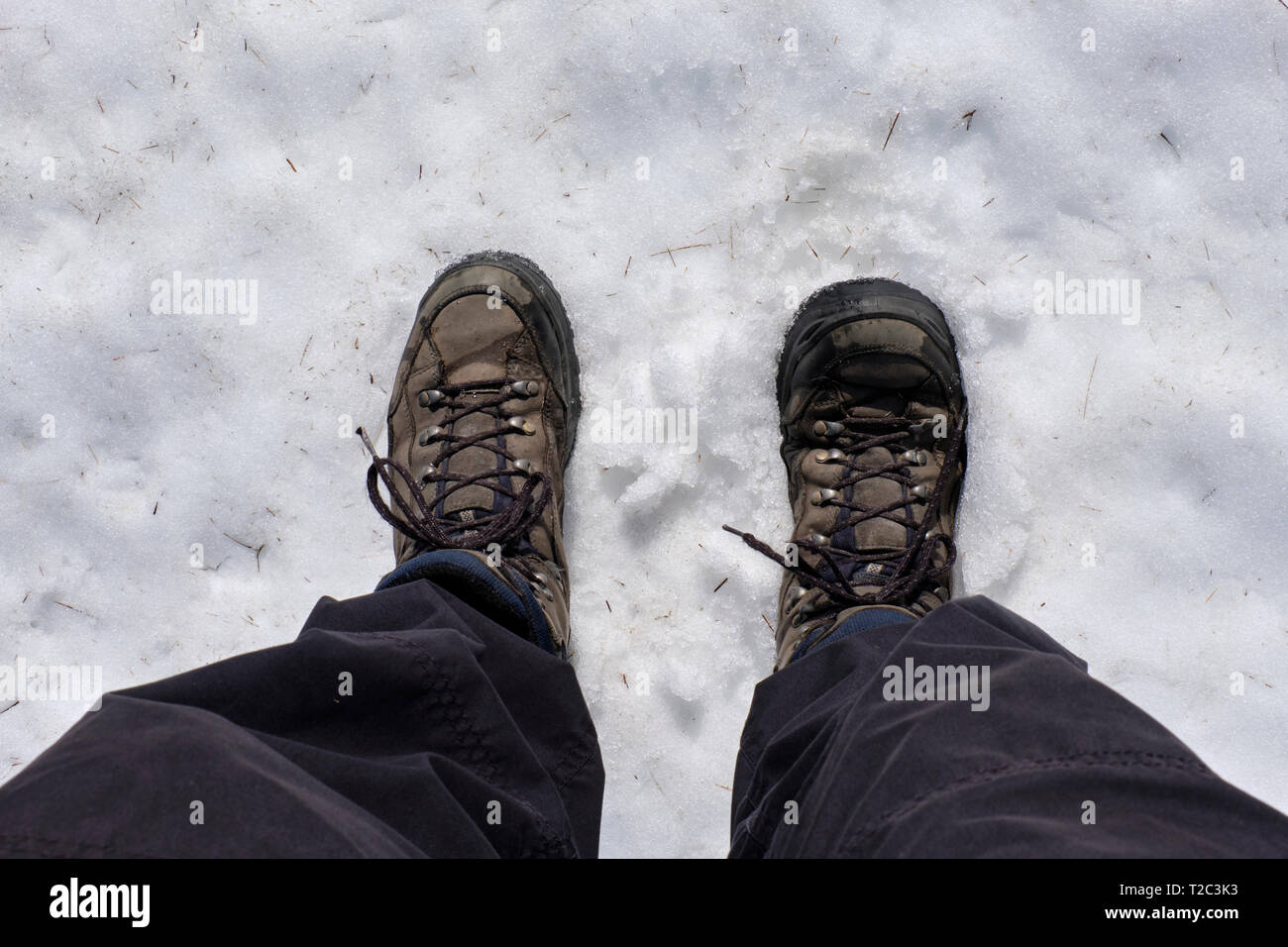 Bottes de marche dans la neige sur Harrison Stickle, Langdale Pikes, Lake District, Cumbria Banque D'Images