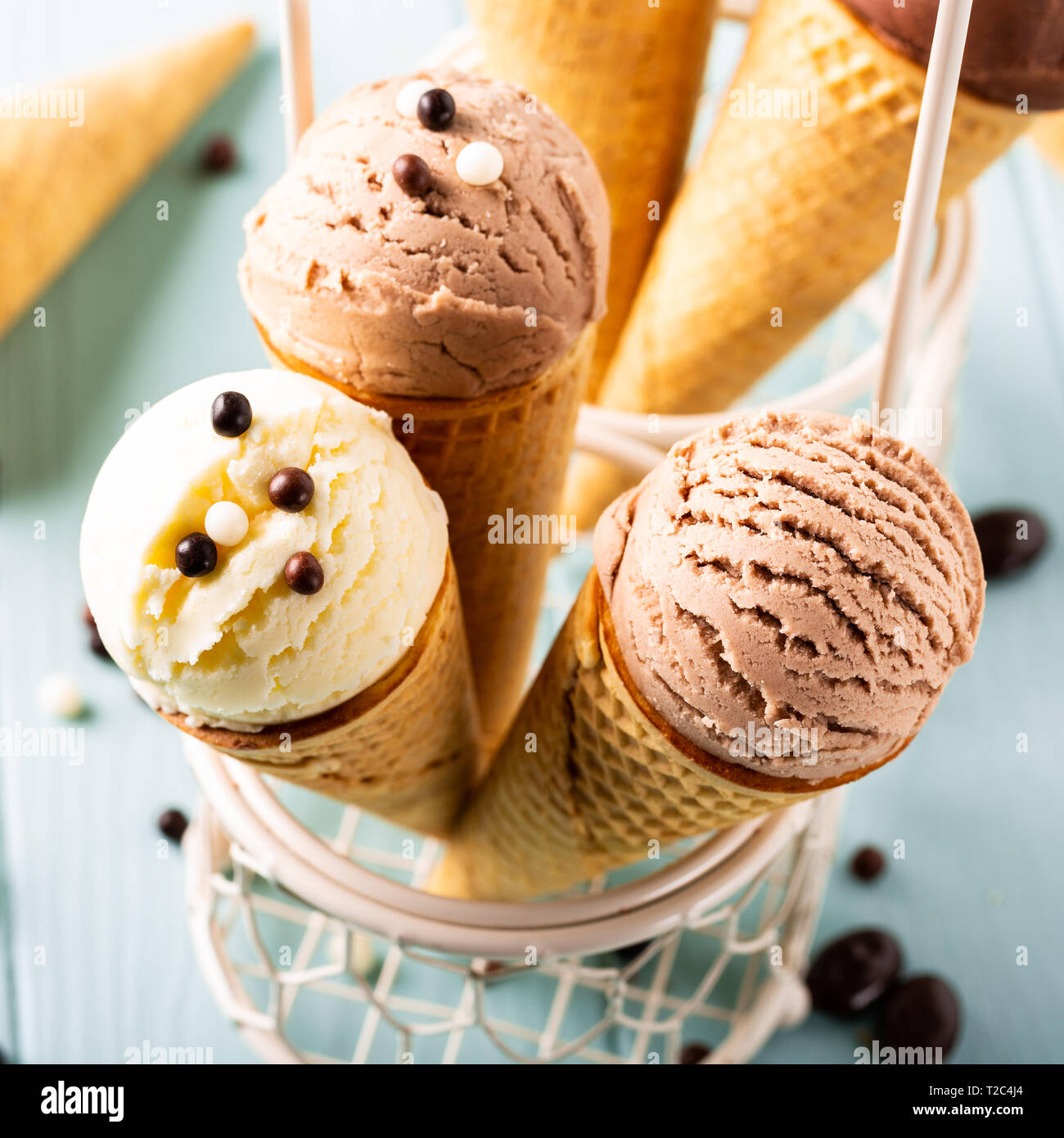 Le café, la vanille fait maison et glace au chocolat en cônes alvéolés sur fond bleu turquoise. L'été en bonne santé food concept. Banque D'Images