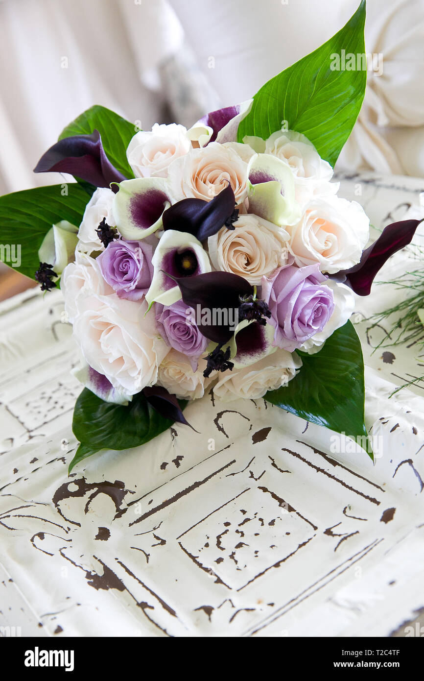 Un Mauve et blanc bouquet de fleurs mariage en attente d'une épouse Banque D'Images