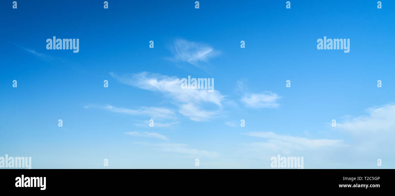 Les nuages blancs sur fond bleu ciel sous la bannière Panorama Banque D'Images