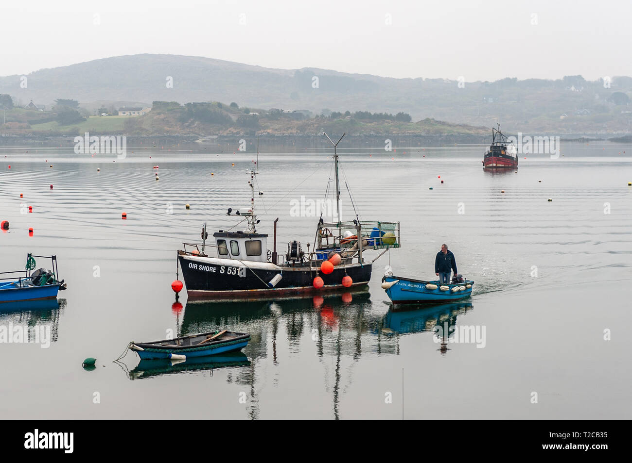 Schull, West Cork, Irlande. 1er avril 2019. Un pêcheur retourne à Schull Harbour après avoir réglé ses casiers à crabe dans la baie. La journée sera principalement nuageux avec quelques éclaircies avec hauts de 9 à 13° Celsius. Credit : Andy Gibson/Alamy Live News. Banque D'Images