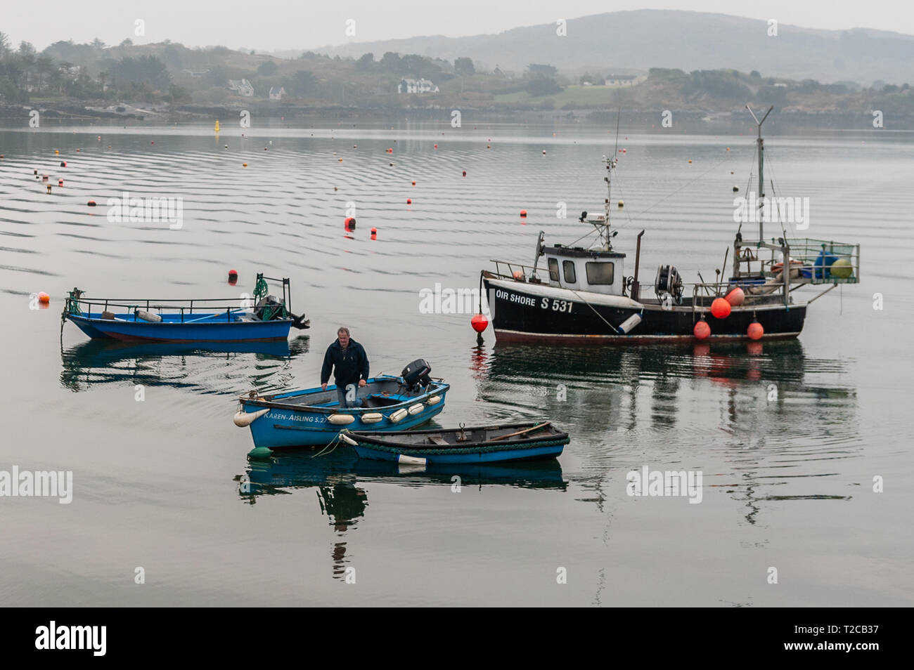 Schull, West Cork, Irlande. 1er avril 2019. Un pêcheur retourne à Schull Harbour après avoir réglé ses casiers à crabe dans la baie. La journée sera principalement nuageux avec quelques éclaircies avec hauts de 9 à 13° Celsius. Credit : Andy Gibson/Alamy Live News. Banque D'Images