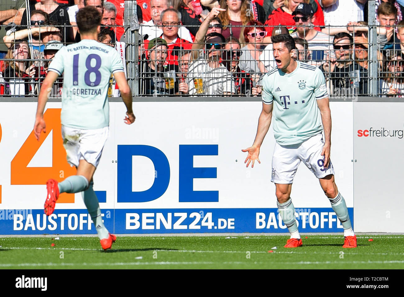 30 mars 2019, Bade-Wurtemberg, Freiburg im Breisgau : Bayern Munich striker Robert Lewandowski (à droite) célèbre après avoir marqué avec Leon Goretzka dans un match nul 1-1 à Fribourg en Bundesliga le samedi. Bayern maintenant face de deuxième division Heidenheim en quart de finale de la coupe d'Allemagne mercredi. Photo : Uwe Anspach/afp Photo : Uwe Anspach/dpa Banque D'Images